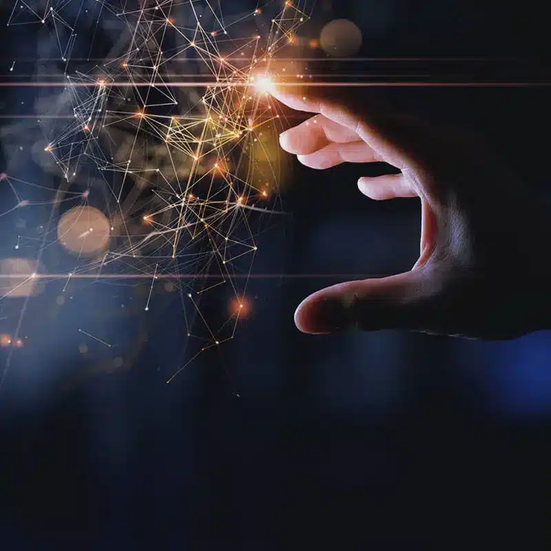 Mano interactuando con una red digital de puntos de conexión y líneas brillantes. Representa la inteligencia artificial, la transformación digital, la innovación tecnológica y la conectividad global.
