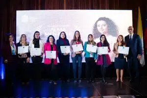 Las becadas en la fotografía oficial del evento de Alma Mentora, una instancia que promueve el liderazgo