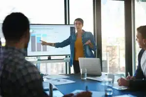 Descubre cómo optimizar tus ventas B2B ofreciendo beneficios y soluciones concretas para captar clientes y cerrar negocios más rápido.